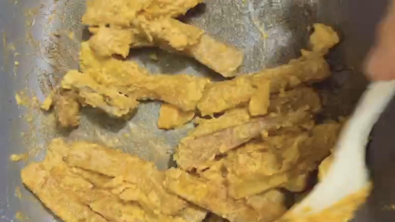 蛋黄南瓜,而后加入南瓜条,翻炒均匀。