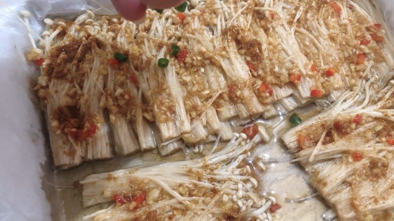 孜然金针菇,熟后拿出撒上孜然粉和葱花,完成。