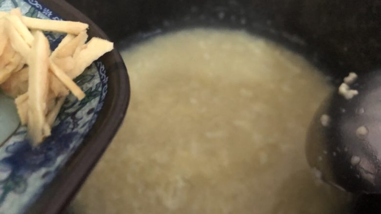鸡蛋小米粥,加入姜