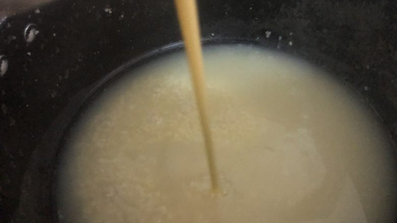 鸡蛋小米粥,加入鸡蛋液搅一下