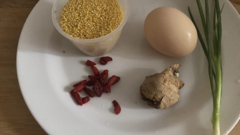 鸡蛋小米粥,准备食材