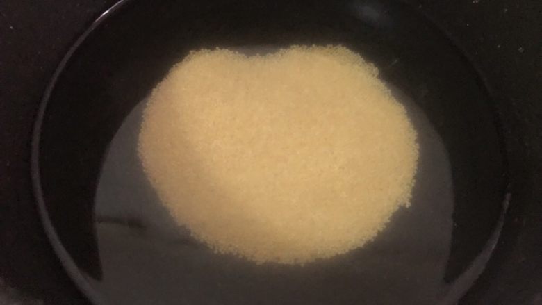 鸡蛋小米粥,加入适量的水