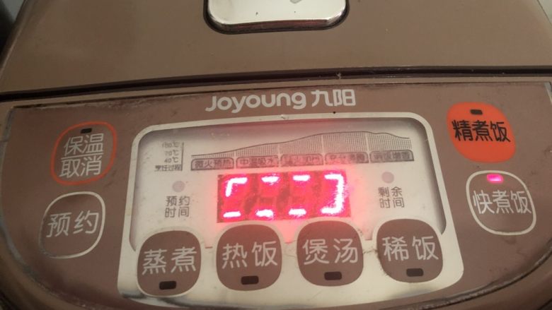 鸡蛋小米粥,盖盖煮30分钟