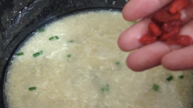 鸡蛋小米粥,加葱花<a style='color:red;display:inline-block;' href='/shicai/ 673'>枸杞</a>起锅