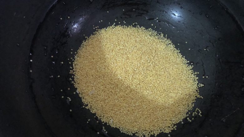 鸡蛋小米粥,<a style='color:red;display:inline-block;' href='/shicai/ 493'>小米</a>倒入锅里