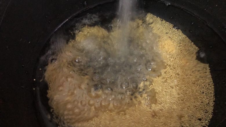 鸡蛋小米粥,清水洗两遍