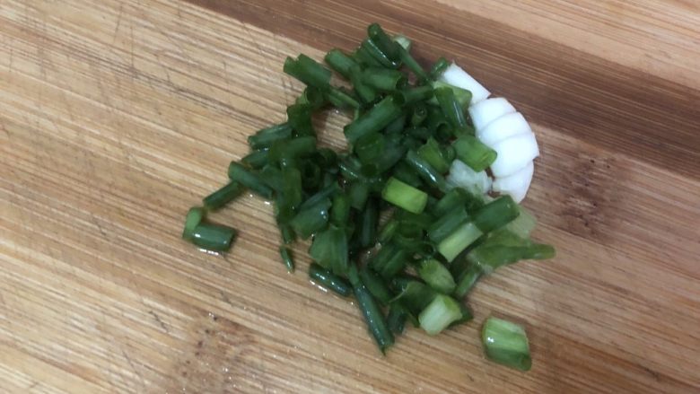 鸡蛋小米粥,<a style='color:red;display:inline-block;' href='/shicai/ 3250'>葱</a>切小节