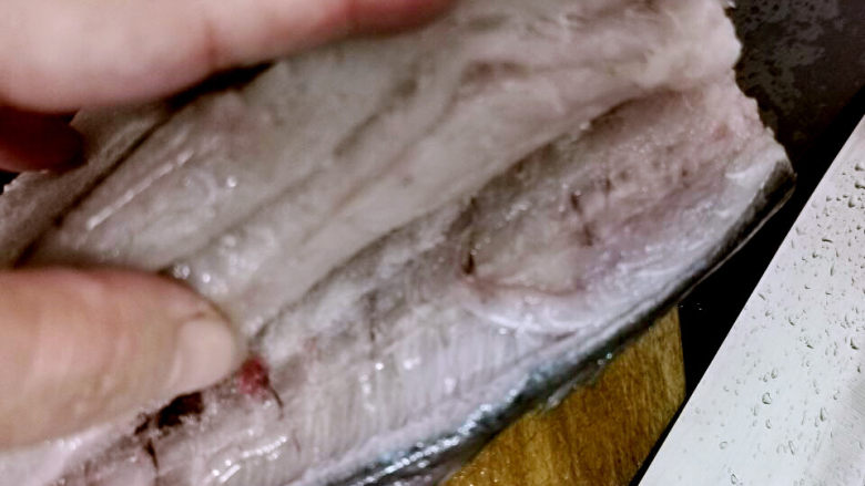 炸鱼块,从鱼侧下刀,贴进鱼骨,就可以轻松划开