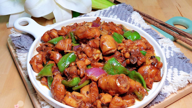 生炒鸡,肉质鲜嫩的一盘生炒鸡上桌了!