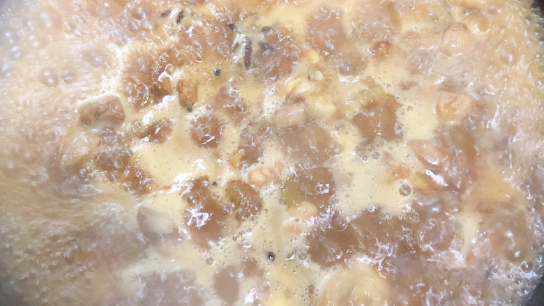 生炒鸡,加入500ml水,烧开锅,盖盖儿炖煮10分钟。