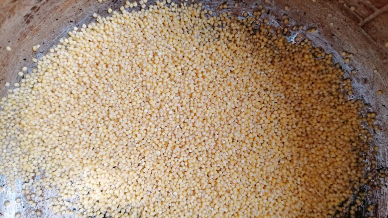 鸡蛋小米粥,小米半杯