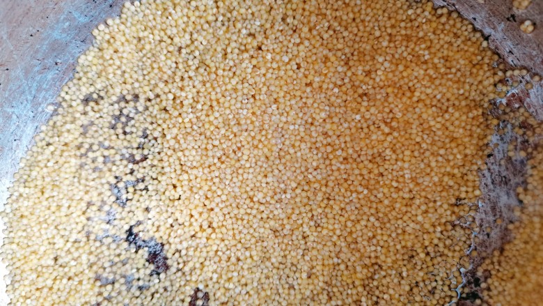 鸡蛋小米粥,清洗两遍