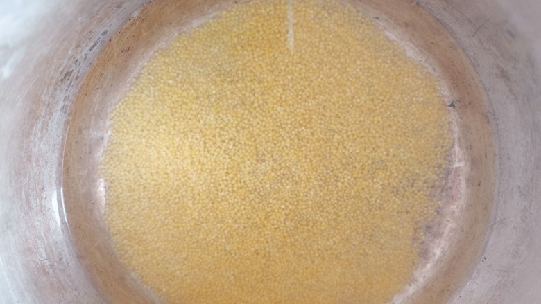 鸡蛋小米粥,再加入适量水按煮粥键煮