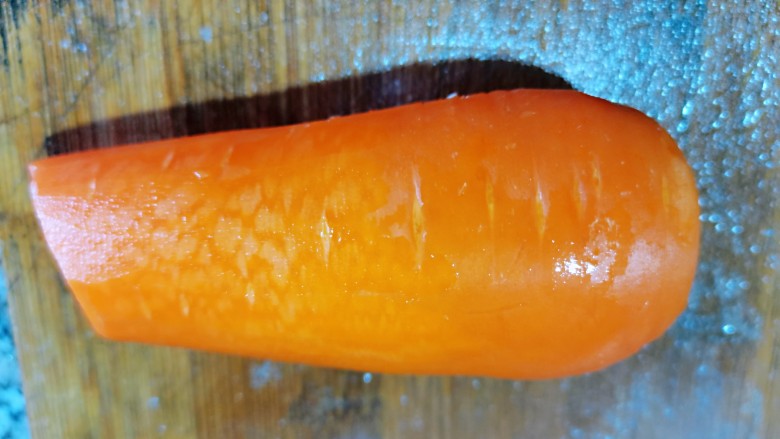 鸡蛋小米粥,红萝卜去皮，切几片