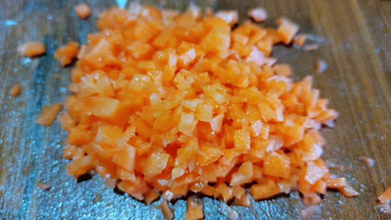 鸡蛋小米粥,再把它剁碎