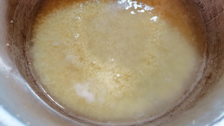 鸡蛋小米粥,小米煮开至冒泡