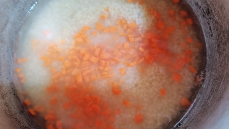 鸡蛋小米粥,再把红萝卜丁放入