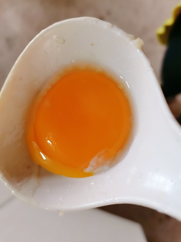 鸡蛋小米粥,<a style='color:red;display:inline-block;' href='/shicai/ 9'>鸡蛋</a>打开，取蛋黄