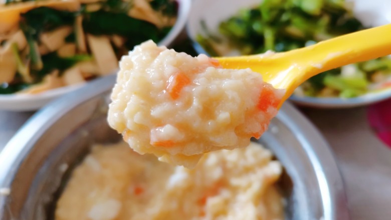 鸡蛋小米粥,再煮开一两分钟即可