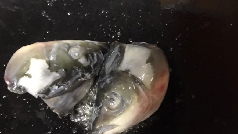 豆腐鱼头汤,锅里热油,放入鱼头两遍煎一下
