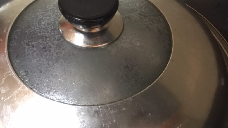 豆腐鱼头汤,盖好锅盖,中火煮10分钟