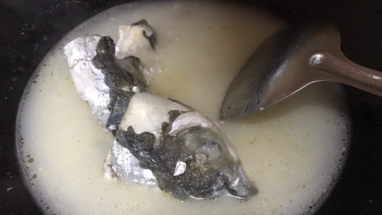 豆腐鱼头汤,打开锅盖,哇塞,这时候已经熬成了白白的汤了
