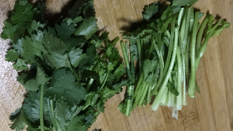 豆腐鱼头汤,准备芫茜2根,切成三段