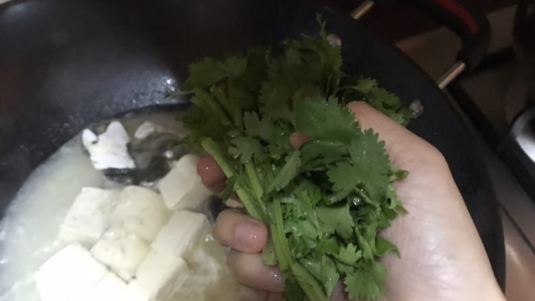 豆腐鱼头汤,加入切好的芫茜，再焖2分钟