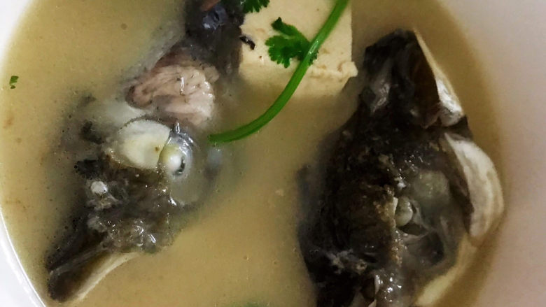 豆腐鱼头汤,出锅~好鲜甜哦,我一个人都差不多喝完了
