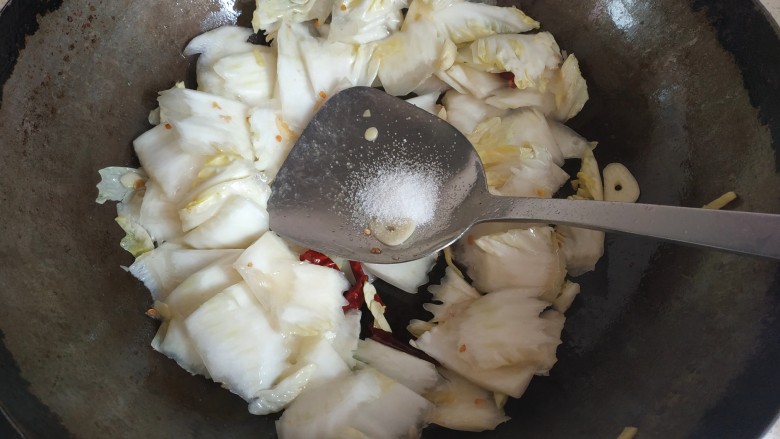 白菜炒肉片,加入适量盐翻炒,把白菜炒软