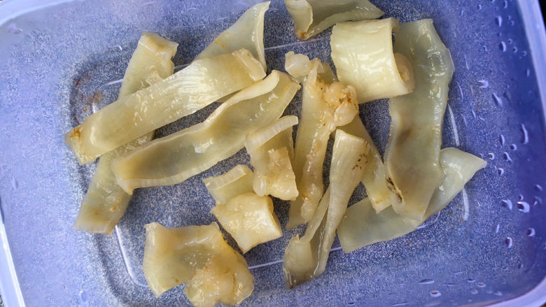 花胶的泡发,可以一次性多泡发一些,按数量分别密封包装后,放冰箱冷冻保存,随时取出来炖煮,很方便的哦!