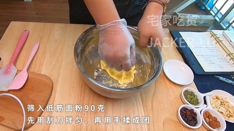 Pocky巧克力饼干条,甜蜜巧克力外衣,裹上香脆果仁,满满奶香的饼干棒,入口嘎嘣脆。,再用手揉成团。