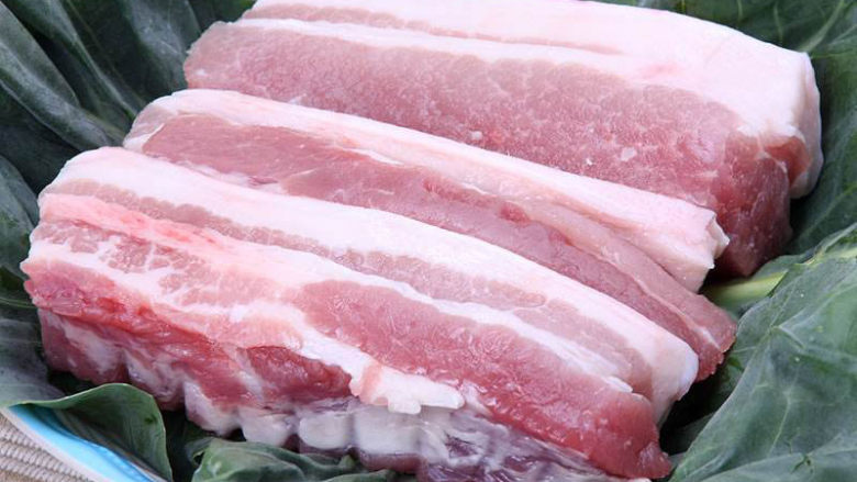 白菜炒肉片,<a style='color:red;display:inline-block;' href='/shicai/ 428'>五花肉</a>,肥瘦相间,这样炒菜比较香。