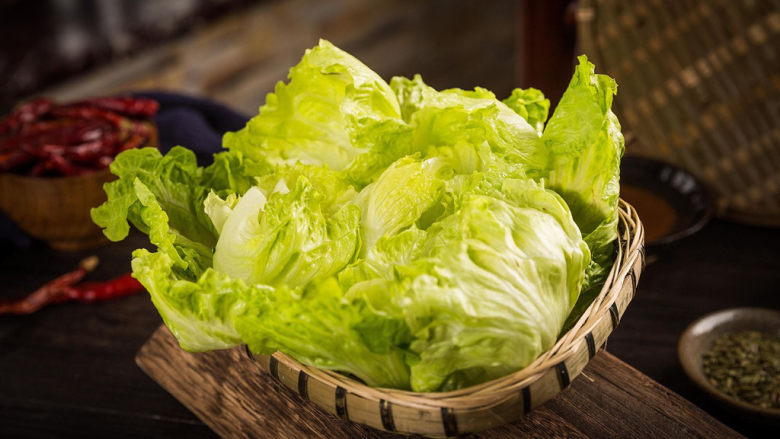 白菜炒肉片,我其实更喜欢吃西生菜,西生菜本身有一点点甜甜的味道。