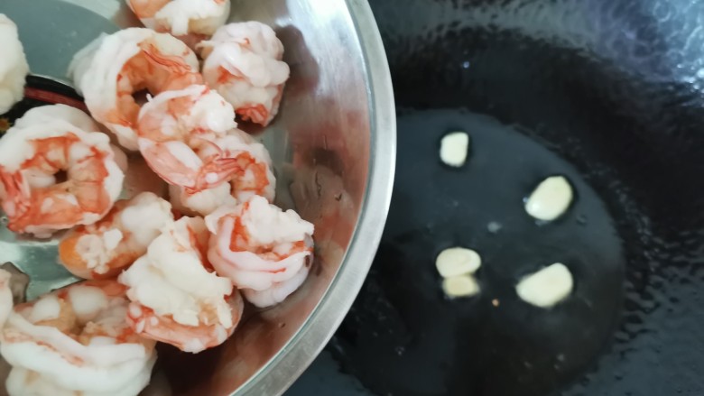 黄瓜炒虾仁,热油放入蒜片炒香,倒入虾仁炒匀