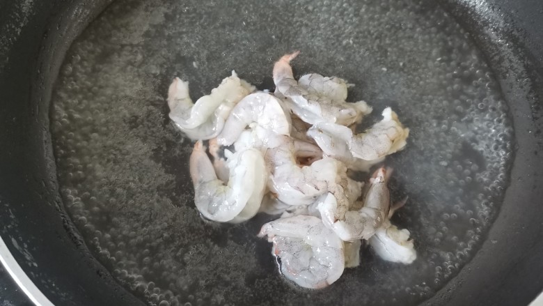 黄瓜炒虾仁,水开加入料酒,倒入虾仁焯一下水