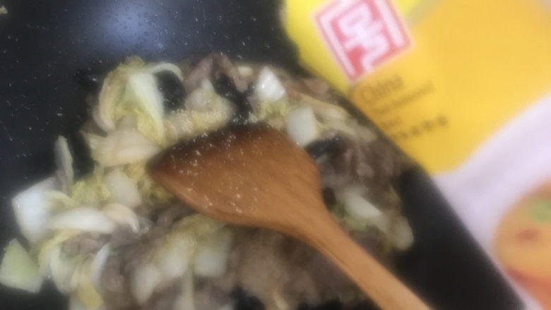 白菜炒肉片,加入适量的鸡精翻炒均匀即可出锅