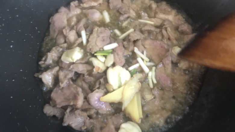 白菜炒肉片,炒至变色后加入葱姜蒜爆香