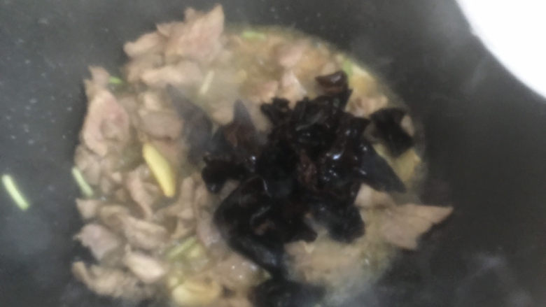 白菜炒肉片,下入木耳翻炒片刻