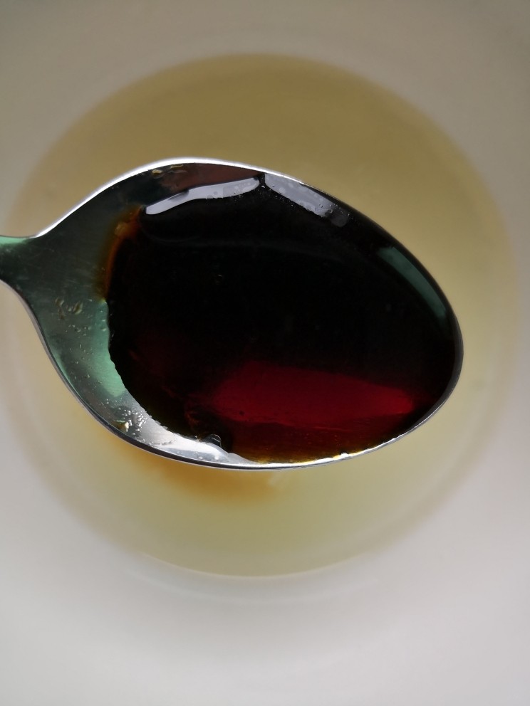 蚝油金针菇,时间到了,把蒸出来的汤汁倒在小碗里,加入一勺<a style='color:red;display:inline-block;' href='/shicai/ 788'>生抽</a>