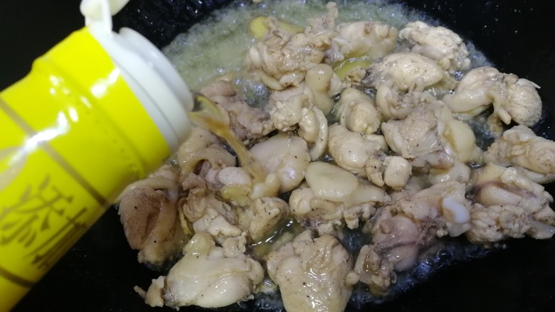 生炒鸡,加一大勺料酒,大火炒香去腥。