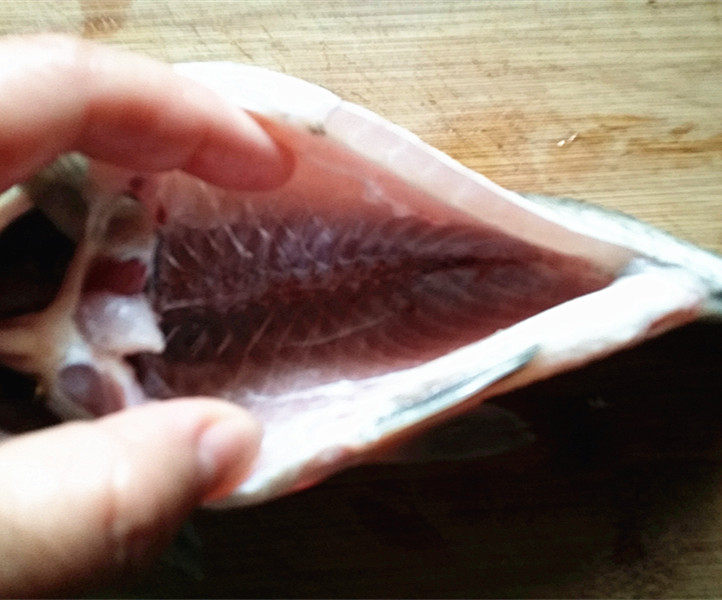 红烧鱼,再把鱼肚里面洗净,沥干备用