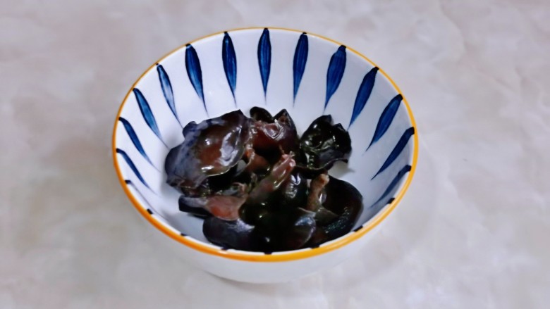 白菜炒肉片,<a style='color:red;display:inline-block;' href='/shicai/ 136'>黑木耳</a>提前冷水泡发。