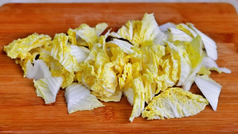 白菜炒肉片,<a style='color:red;display:inline-block;' href='/shicai/ 114'>白菜</a>切成片。