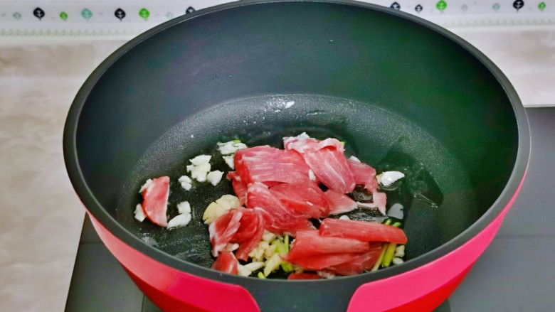 白菜炒肉片,加入肉片,<a style='color:red;display:inline-block;' href='/shicai/ 829'>十三香</a>煸炒。