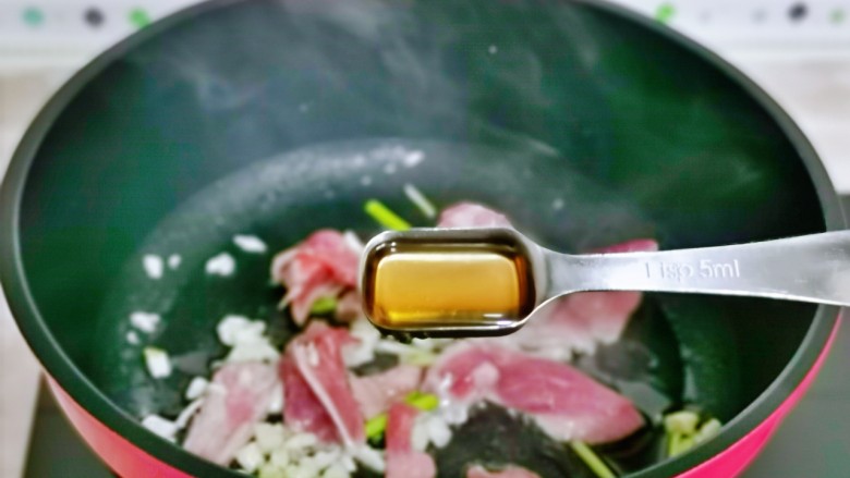 白菜炒肉片,加入<a style='color:red;display:inline-block;' href='/shicai/ 718'>料酒</a>去腥。