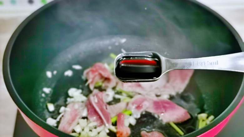 白菜炒肉片,再加入<a style='color:red;display:inline-block;' href='/shicai/ 788'>生抽</a>。