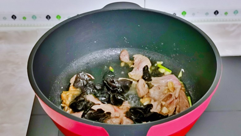 白菜炒肉片,加入泡发的木耳。