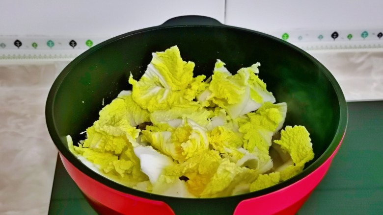 白菜炒肉片,再加入切好的白菜。