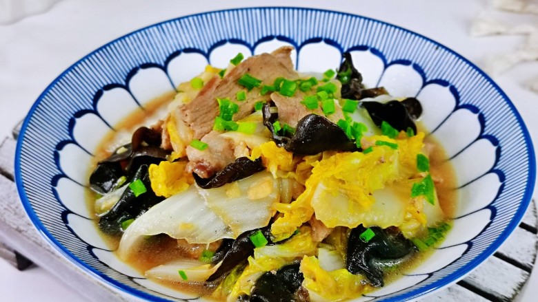 白菜炒肉片,喜欢的做起来。